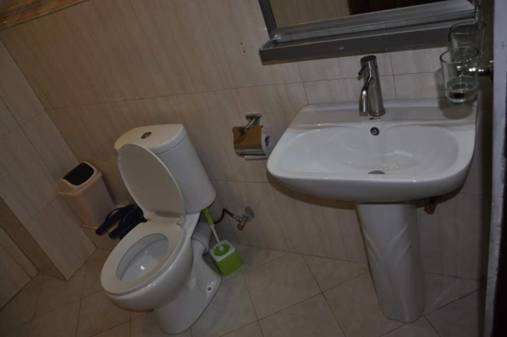 Hoima Eka Hotel Ngoại thất bức ảnh
